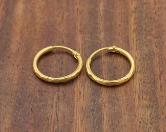 Zeer kleine pure 22k geelgouden hoepel Bali-oorbellen, handgemaakte geelgouden oorbellen voor vrouwen, Moederdagcadeau, sierlijke Indiase gouden oorbellen
