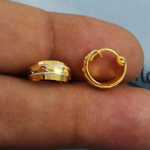 Aros de oro de 22 quilates. Delicada joyería india de 22 quilates. Exclusiva y auténtica, con sello BIS y sello "22k916". MJ0056