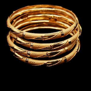 Pulsera rígida de oro macizo de 22k, brazalete de oro tallado a mano, brazalete indio apilable de oro de 1, 2 o 3 piezas, regalo de lujo para ella, interior de resina.