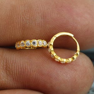 Bali-Creolen aus 18-karätigem Gold mit Zirkonia, zierliche Creolen mit funkelnden Zirkonia, handgefertigter indischer Schmuck aus echtem Gold im Bali-Stil