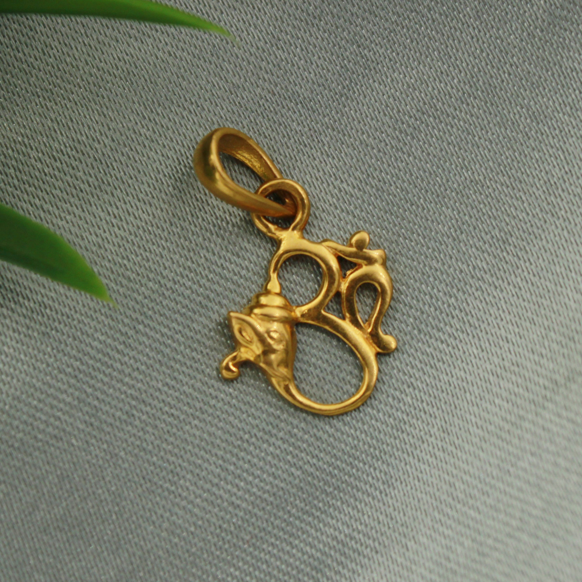OM 22k Yellow Gold Amulet Pendant 
