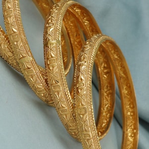 Enkla armband i 18k guld, indiskt handgjort vaxfyllt, enskilt armband, handgjorda vintage-smycken från Indien, lätt guldarmband
