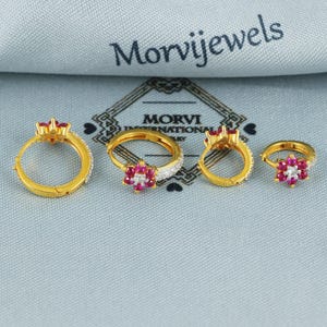 Pendientes de aro florales muy pequeños de oro macizo de 22k, aros pequeños con flores de color rosa rubí, aros de oro con circonitas cúbicas pavé, joyería fina, regalo para ella.