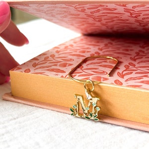 Marcador de página personalizado con dije inicial de Cottagecore para amantes de los libros, marcapáginas de joyería dorada, marcador de posición para diario, accesorio para cuaderno, clip de papelería