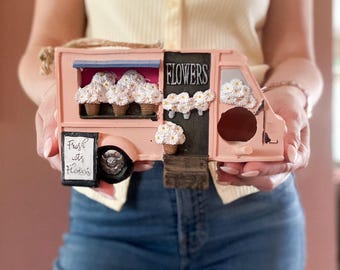 Floristería Furgoneta Casa para pájaros Decoración de primavera para el hogar Nido de pájaro para exteriores Decoración de jardín Colgante de árbol Boho Vintage Caravana rosa Flores frescas cortadas