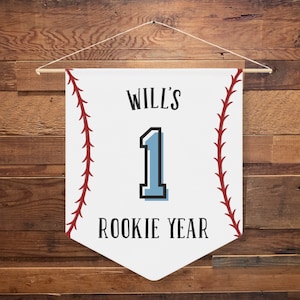 Letrero de cumpleaños personalizado de novato, banderín de béisbol para colgar en la pared, arte para habitación de niños, decoración de fiesta, cumpleaños de un año, decoración para niños pequeños