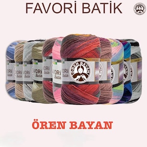 Puede incluir: Una colecci&oacute;n de madejas de hilo coloridas con los textos "FAVORİ BATİK" y "&Ouml;REN BAYAN". El hilo es multicolor, con tonos de azul, marr&oacute;n, rosa, rojo y verde. Cada madeja tiene una etiqueta con el nombre y el logotipo de la marca.