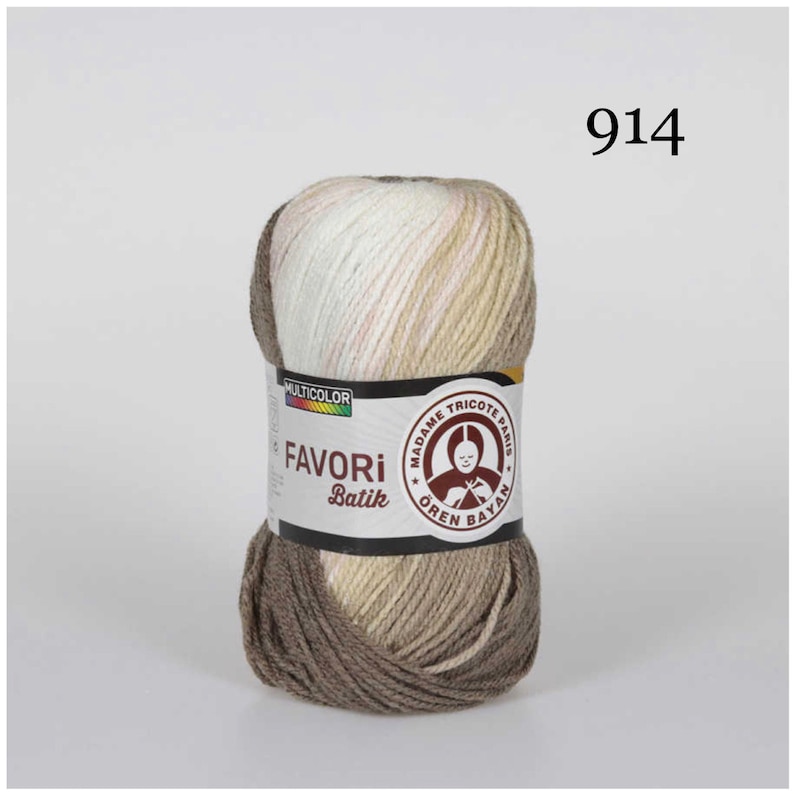 Puede incluir: Una taza de cer&aacute;mica blanca con un asa negra y el texto "But First, Coffee" en negro en negrita. La taza est&aacute; sobre una superficie blanca. La taza mide 10 cm de alto.