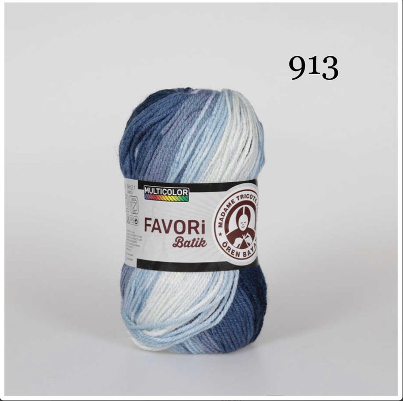 Puede incluir: Ovillo de hilo Favori Batik multicolor en tonos azules y blancos. La etiqueta indica "Favori Batik" y el n&uacute;mero "913". El logotipo presenta un retrato femenino. Ideal para tejer y hacer ganchillo.