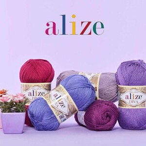 Puede incluir: Un juego de tres tazas de cerámica con un acabado mate moteado. Las tazas son de color crema, gris claro y gris oscuro. Cada taza tiene un diseño simple y moderno y un asa redondeada.