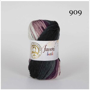 Puede incluir: Un ovillo de hilo Favori Batik en tonos grises, morados, blancos y malva. El hilo est&aacute; envuelto con una etiqueta que incluye el texto "Favori Batik" y un logotipo. El n&uacute;mero "909" es visible en la esquina superior derecha.