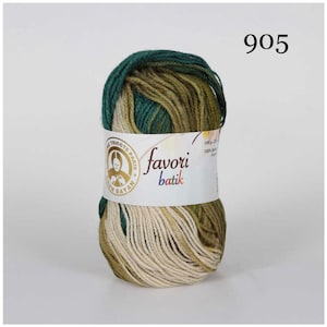 Puede incluir: Ovillo de hilo Favori Batik en tonos verdes, beige y marr&oacute;n. El hilo tiene una etiqueta con el nombre de la marca y un logotipo. El n&uacute;mero "905" est&aacute; impreso en la esquina superior derecha. Este hilo es adecuado para proyectos de punto y ganchillo.