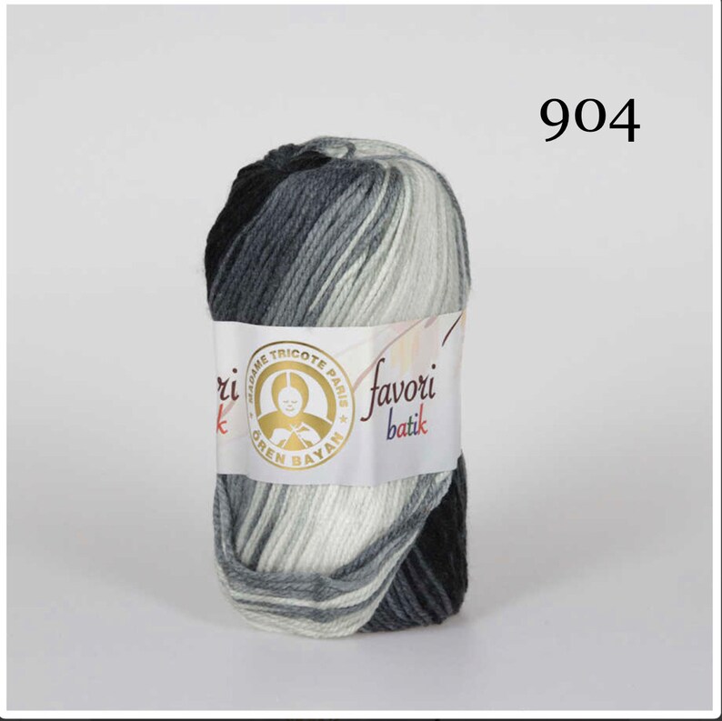 Puede incluir: Una madeja de hilo Favori Batik en tonos grises, negro y blanco. El hilo est&aacute; envuelto con una etiqueta que incluye el nombre de la marca y el logotipo. El n&uacute;mero "904" est&aacute; impreso en la esquina superior derecha.
