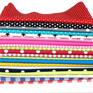 Könnte beinhalten: Ein Stapel gefalteter Stoffquadrate mit verschiedenen Mustern wie Punkten, Sternen, Vichy-Karos und einfarbigen Stoffen. Die Sammlung umfasst Textilien in Rot, Schwarz, Grau, Türkis, Pink, Limettengrün, Gelb, Marineblau und Weiß.