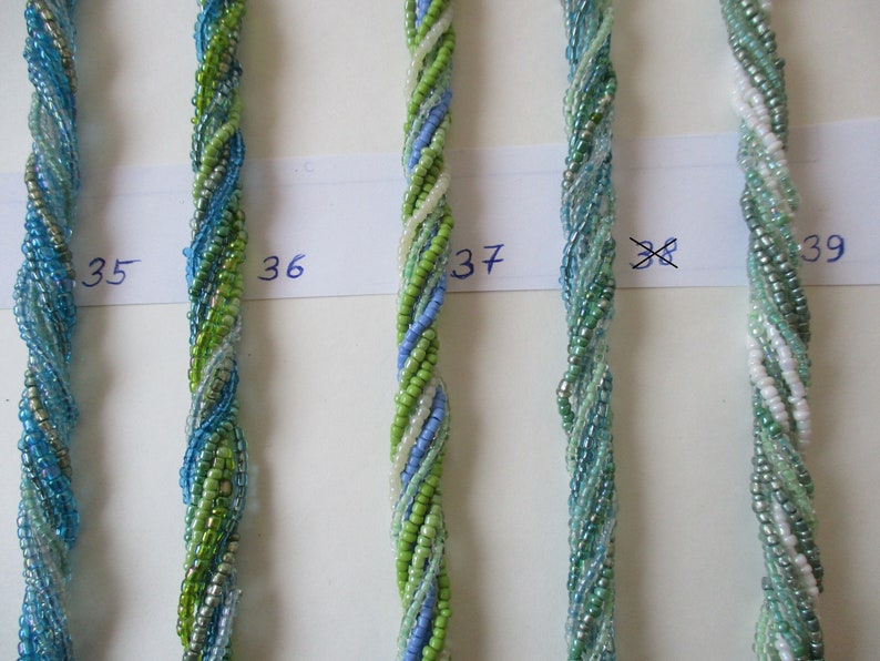 Hakskette Collier aus mehreren Strängen mit Glasperlen in verschiedenen Varianten und Farben Bild 10