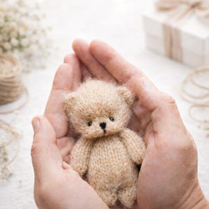 PDF, Strickanleitung für einen kleinen Teddybären • 10–12 cm großes Kuscheltier • Flachstricken mit 2 Nadeln