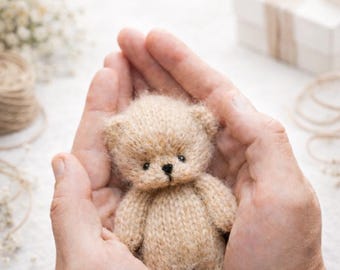 PDF, Strickanleitung für einen kleinen Teddybären • 10–12 cm großes Kuscheltier • Flachstricken mit 2 Nadeln