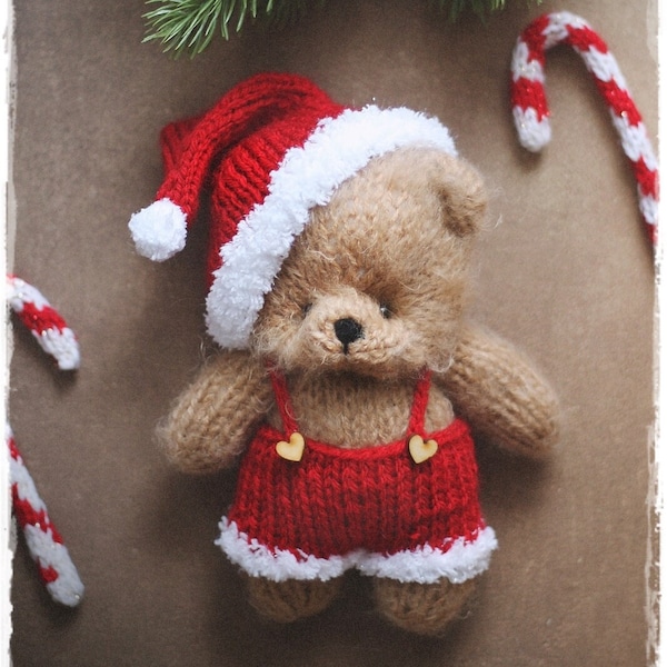 Patron TRICOT Père Noël pdf. tenue pour ours en peluche cannelle 18 cm, costume de Noël tricoté du Père Noël