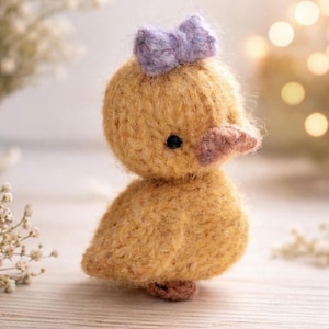 Puede incluir: Un juego de tres tazas de cerámica con un acabado mate moteado. Las tazas son en tonos crema, gris claro y gris oscuro. Cada taza tiene un diseño simple y minimalista, perfecto para café o té.