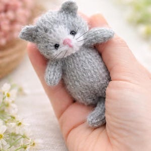PDF、小さな子猫の編み図 • 9cmのミニ猫 • 平編み2本針 • 小さなぬいぐるみ
