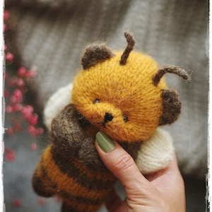 Teddy Bee, PATTERN per maglieria pdf, tutorial sugli animali di peluche carini, ape orsacchiotto lavorata a maglia