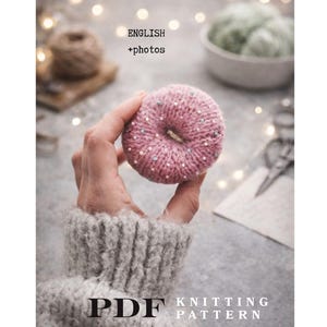 Strickanleitung für einen Donut (PDF), Spielzeugessen-Tutorial, flach gestricktes süßes Dessert, verspielte Spielzeugbäckerei, Deko-Idee fürs Kinderzimmer in Pastellfarben