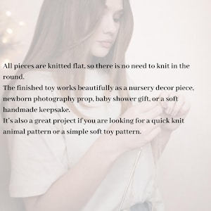 Poppentrui breipatroon pdf, tutorial teddybeerkleding, eenvoudige bekabelde trui knutselen, platgebreide speelgoedgarderobe, miniatuur herfstoutfit afbeelding 6