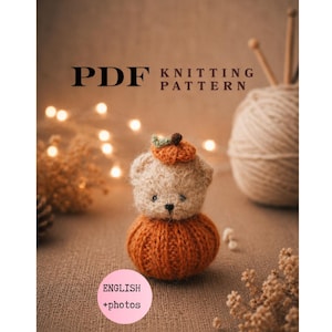 Peut inclure: Un document de modèle de tricot PDF présentant une petite tête d'ours duveteuse brun clair portant un minuscule chapeau citrouille orange, posée sur un corps de citrouille orange plus grand, rond et côtelé. Le texte indique PDF KNITTING PATTERN et ENGLISH +photos.