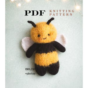 Peut inclure: Un patron de tricot PDF pour un jouet abeille tricoté. L'abeille est jaune et noire avec des ailes blanches. Le texte "PDF Knitting Pattern" est en haut et "English + photos" en bas.