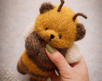 Patrón de tejido de osito de peluche en PDF, juguete de osito abeja tejido, juguete de animal plano para decoración de guardería (descargable)