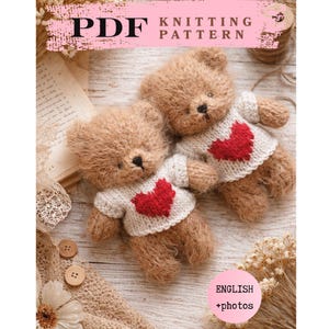 Puede incluir: Un patrón de tejido en PDF que muestra dos ositos de peluche marrones con suéteres blancos y diseños de corazones rojos. El documento incluye el texto PDF KNITTING PATTERN y ENGLISH +photos, junto con elementos florales decorativos.