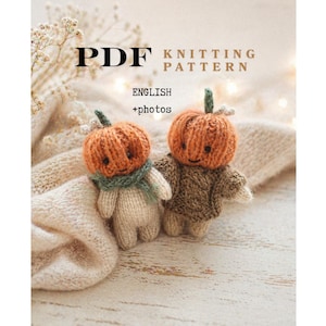 Könnte beinhalten: Zwei gestrickte Kürbispuppen mit lächelnden Gesichtern, die Pullover und Schals tragen. Die Puppen sind orange, grün und beige. Das Bild enthält auch den Text "PDF KNITTING PATTERN ENGLISH +photos".