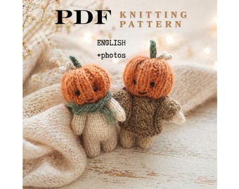 Könnte beinhalten: Zwei gestrickte Kürbispuppen mit lächelnden Gesichtern, die Pullover und Schals tragen. Die Puppen sind orange, grün und beige. Das Bild enthält auch den Text "PDF KNITTING PATTERN ENGLISH +photos".