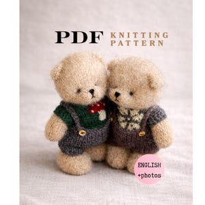 Puede incluir: Un patrón de tejido PDF con dos osos de peluche beige difusos que llevan petos gris oscuro con pequeños botones dorados. El oso izquierdo lleva un suéter verde con un diseño de seta, y el derecho un suéter gris con un patrón de estrella. Texto: PDF KNITTING PATTERN y ENGLISH +photos.