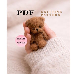 Puede incluir: Un pequeño oso de peluche marrón se sostiene en una mano, con un suéter color crema. La imagen incluye el texto "PDF KNITTING PATTERN" y "ENGLISH +photos".