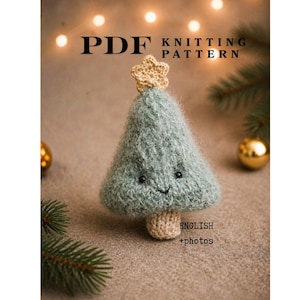 Puede incluir: Un árbol de Navidad tejido con una cara sonriente y una estrella en la parte superior. El árbol es de color verde claro con un tronco beige. El texto "PDF Knitting Pattern" está en la parte superior y "English + photos" en la parte inferior. El fondo tiene decoraciones navideñas.