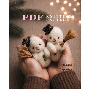 Può includere: Un modello di maglia PDF per due piccoli pupazzi di neve bianchi. Ogni pupazzo di neve ha un cappello nero, una scopa e dettagli di bottoni verdi e rossi. È visibile anche il testo "PDF Knitting Pattern" e "English + photos".
