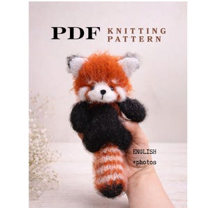 Könnte beinhalten: Ein gestricktes Rotfuchs-Plüschtier mit orangefarbenen, schwarzen und weißen Details. Das Plüschtier hat einen flauschigen Kopf und einen gestreiften Körper. Das Bild enthält den Text "PDF KNITTING PATTERN" und "ENGLISH +photos".
