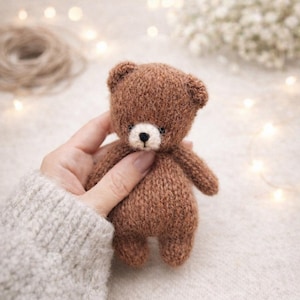 PDF, Strickanleitung für einen Retro-Teddybären • Flach gestrickt mit 2 Nadeln • 14–15 cm großes Kuscheltier