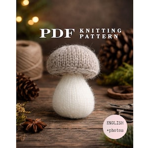 Könnte beinhalten: Eine PDF-Strickanleitung mit einem handgestrickten Pilz mit beigem Hut und weißem Stiel. Der Text auf dem Dokument lautet PDF KNITTING PATTERN und ENGLISH +photos. Das Design wird als digitale Anleitung zur Erstellung dieses Artikels präsentiert.