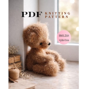Può includere: Un documento con modello di lavoro a maglia in PDF che mostra un orsacchiotto sfocato marrone chiaro con occhi scuri e un naso scuro. Il testo sul documento recita PDF KNITTING PATTERN e un cerchio rosa contiene il testo ENGLISH +photos.
