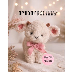 Può includere: Un modello di lavoro a maglia in PDF raffigurante un agnello di peluche color crema con piccole corna marroni, orecchie interne rosa e un nastro rosa legato al collo. Il testo recita PDF KNITTING PATTERN e ENGLISH +photos in un cerchio.