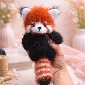 PATRÓN PDF · Panda rojo de punto · juguete de animal para tejer · juguete de peluche