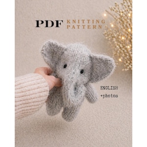 Peut inclure: Un patron de tricot PDF pour un petit éléphant en peluche gris clair et duveteux. Le document contient le texte PDF KNITTING PATTERN et ENGLISH +photos. L'éléphant a de grandes oreilles, une trompe et deux petits yeux en perles noires.