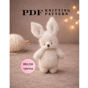 Puede incluir: Un patrón de tejido en PDF que muestra un pequeño conejo tejido de color beige claro, esponjoso, con orejas largas y una nariz oscura. El texto dice PDF KNITTING PATTERN y ENGLISH +photos. El diseño es sencillo con una textura suave.