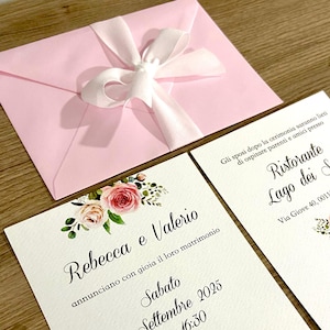 Partecipazioni di matrimonio con fiori e rose bianche, in busta rosa
