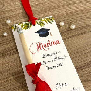 Matite con segnalibro come segnaposto laurea. Ordine minimo 20 segnalibri
