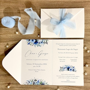 Partecipazioni di matrimonio con fiori blu e azzurri, nastro chiffon azzurro