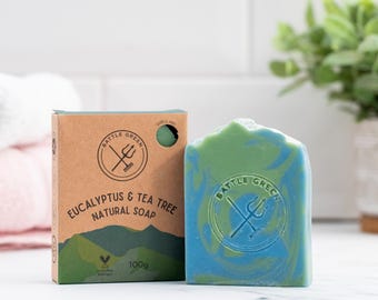 Jabón de eucalipto y árbol de té: Jabón vegano artesanal elaborado mediante el proceso en frío.