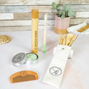 Puede incluir: Un conjunto de art&iacute;culos de tocador y de viaje ecol&oacute;gicos, que incluye un cepillo de dientes de bamb&uacute;, un estuche para cepillo de dientes de bamb&uacute;, un peine de madera, un peque&ntilde;o recipiente de jab&oacute;n y una bolsa de lona con la inscripci&oacute;n "Battle Green".